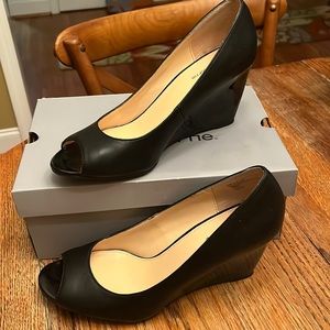 Liz Claiborne black leather and patent wedge